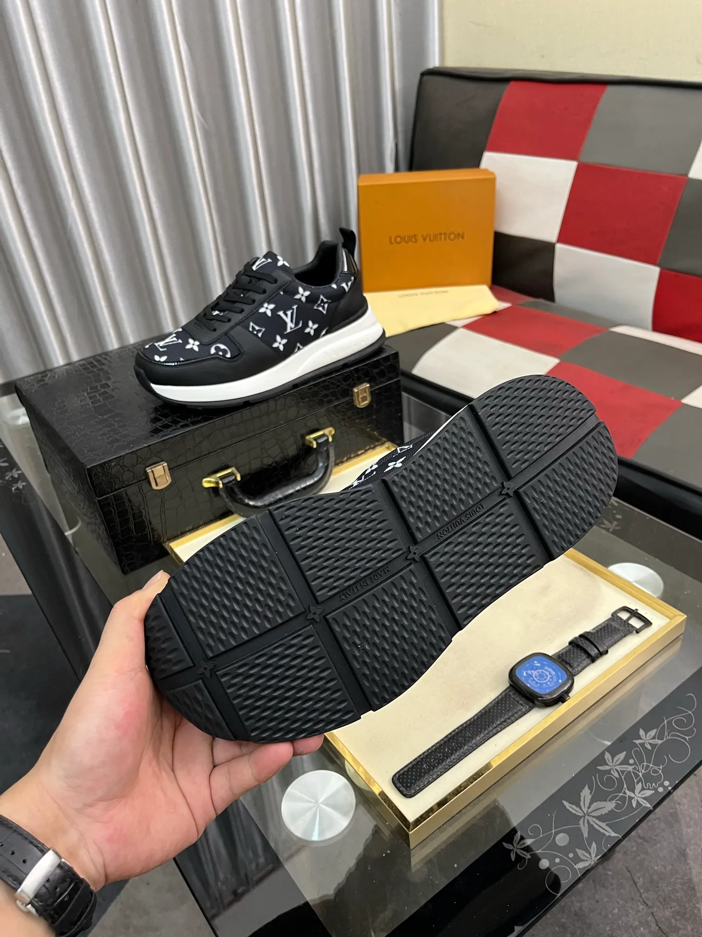 Men's men's shoes💰458⌚️⌚️ Loui* Vuitto* - Louis ** donkey's new color men's trainer sneakers, this LV Trainer sneaker is made of calfskin and breathable mesh, showing pure colors, the #54 logo on the back traces the brand's birth in 1854, the designer's handwritten brand logo embellishes one side, virgil Designed by abloh himself, it is a very commemorative sneaker. The new LV Louis Vuitton loui* vuitto* trainer sneaker low casual sports culture versatile basketball sneaker. Size: 38-444️⃣Colors available